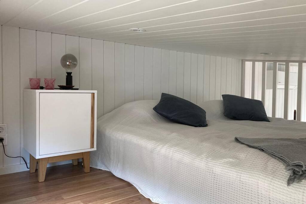 Cabin In The Woods, Close To Lake Maelaren Eskilstuna Extérieur photo